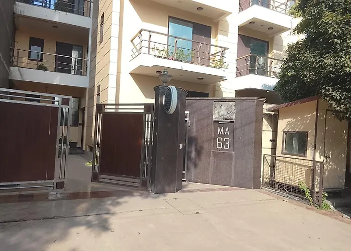 Tipsyy Inn Suites 020